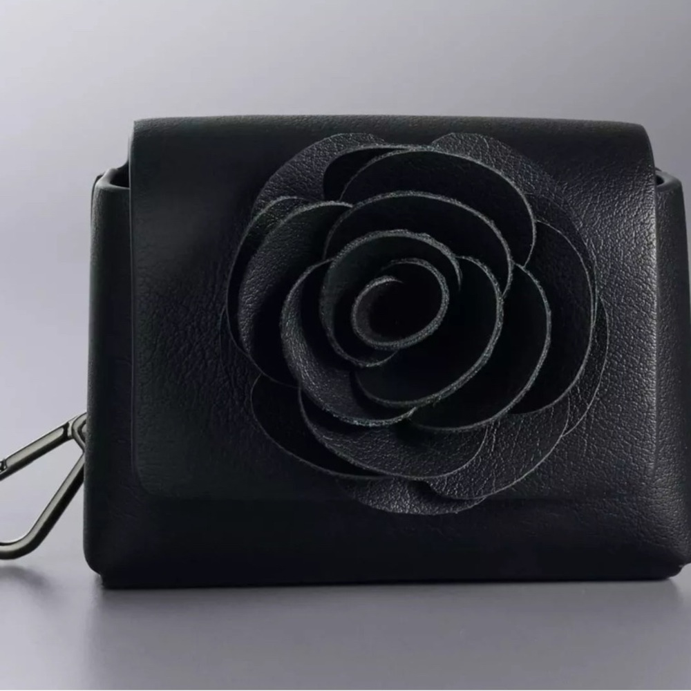 Elegant Black simple Vera Vera Wang Ailana Rosette case brand new Authentic